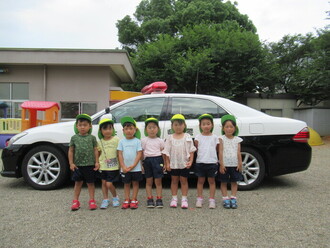 4歳児き組パトカー前で集合写真