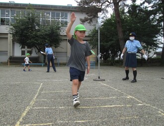 道路の渡り方の練習をする園児の写真