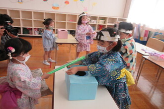 写真：景品を渡す年長さん