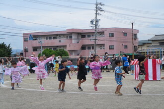 写真：盆踊りを踊る年長さん