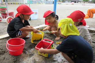写真：泥んこ遊びをする子ども達
