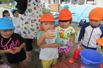 写真：色水つくりを楽しむ子ども達
