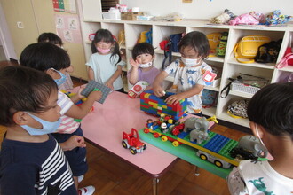 写真：室内でブロックで遊ぶ子ども達