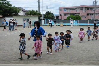 写真：盆踊りを終えて退場する子ども達