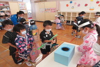 写真：お店屋さんごっこを楽しむ子ども達