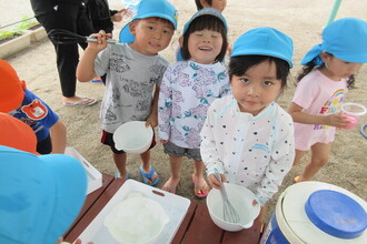 写真：シャボン玉の液をつくる子ども達