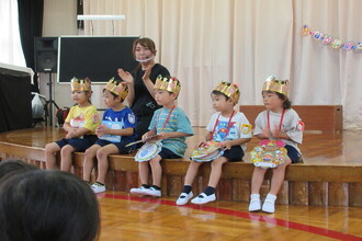 写真：お祝いをしてもらう7月生まれの誕生児