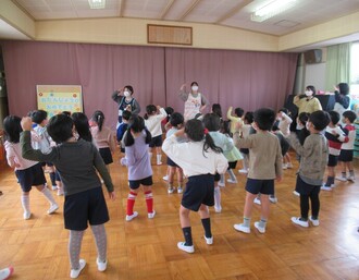 誕生会でダンスを踊っている園児の写真