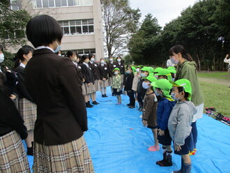 高校生にお礼をの挨拶をする園児の写真