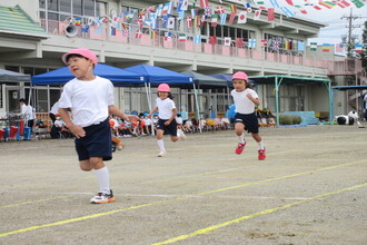 写真：かけっこをするさくら組