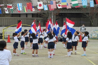 写真：丸の隊形になって表現している年長児