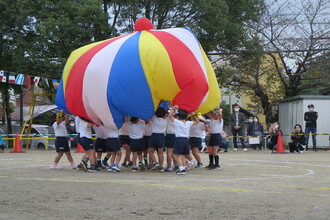 写真：力を合わせてバルーンを膨らまし、気球を成功することができた子ども達