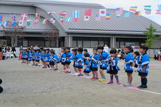 写真：青いはっぴと金のねじりはちまきをして踊る子ども達