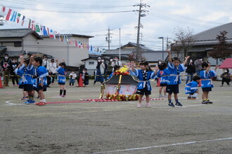 写真：手作りのおみこしを囲んで踊るばなな組の子ども達