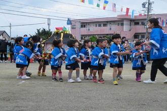 写真：みこしを担ぐ子ども達