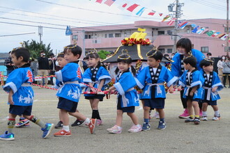 写真：みこしを担ぐばなな組の子ども達