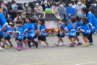 写真：おみこしを担いで退場するいちご組の子ども達