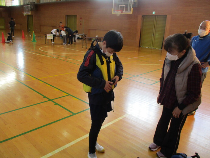 写真:ライフジャケットを着用している様子