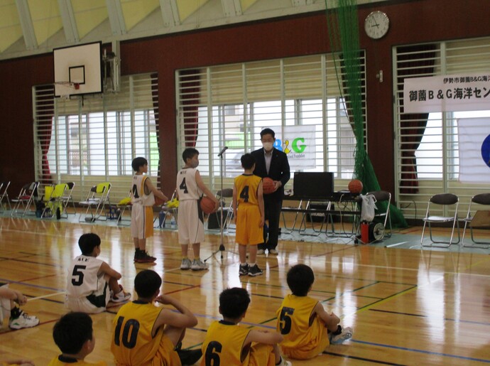 伊勢市長が選手に記念バスケットボールを渡す様子