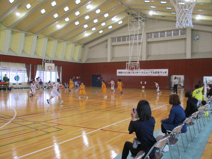 男子バスケットボールチームが試合をしている様子