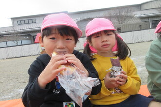 写真：パンや、焼き芋を食べるさくら組さん