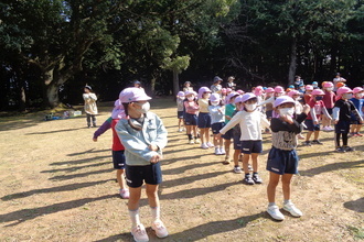 写真：離宮院公園で体操をする年長児