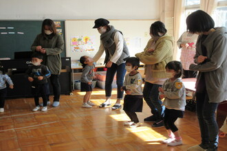 写真：親子で踊る子ども達