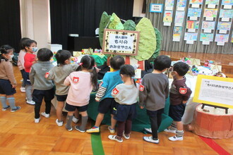 写真：作品鑑賞をする子ども達