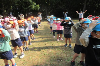 写真：みんなでダンスをする子ども達