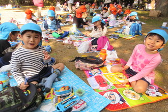 写真：離宮院公園でお弁当を食べる子ども達