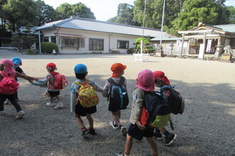 写真：年中組同士手をつないで園に帰る子ども達