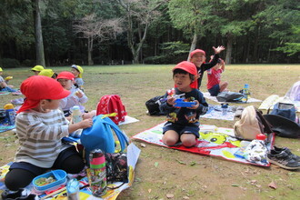 写真：お弁当を食べるいちご組の子ども達