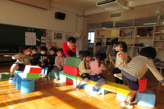 積み木で電車遊びをする子ども達