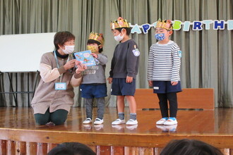 園長より誕生カードを受け取る子ども達