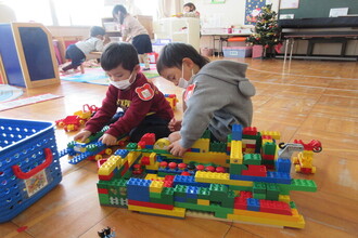レゴブロックで家を作る子ども達