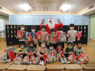 3歳児さんたとの集合写真