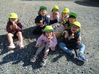 焼き芋を食べる4歳児の写真1