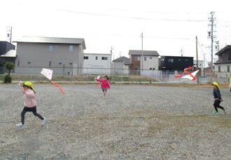 凧揚げをしている園児の写真3