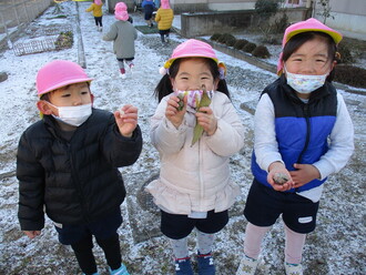 雪遊びをする園児の写真1