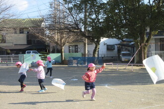 写真：凧揚げをする年長児