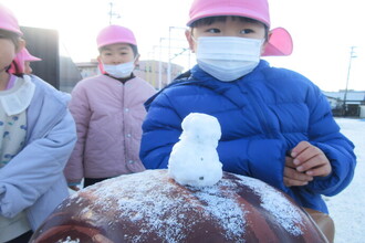 写真：雪だるまと年長児