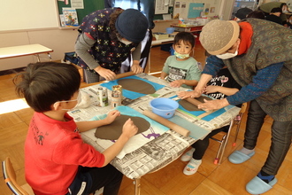 写真：陶芸教室でペン立てを作る年長児