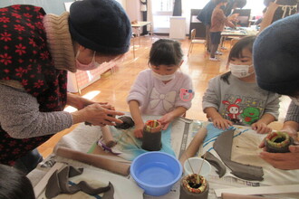 写真：陶芸でペン立てを作るっている年長児