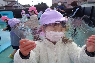 写真：大きな氷を持って見せる年長児