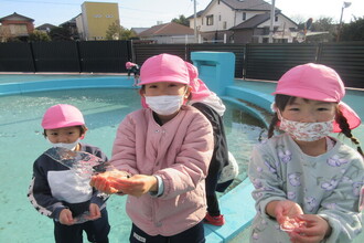 写真：氷を持っている年長児