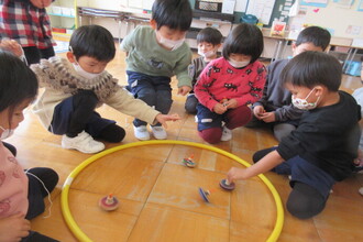 写真：こま回しを楽しむ子ども達