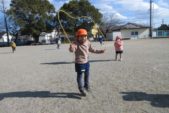 写真：なわとびをする子ども