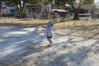 写真：雪化粧を喜ぶ子ども達