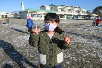 写真：雪だるまを見せるこども