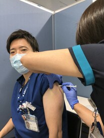 3回目接種を受ける谷崎医師